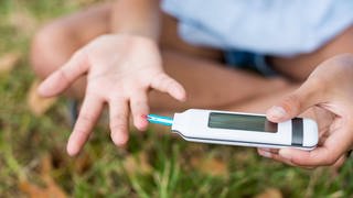 Diabetiker checken ihren Blutzucker regelmäßig mit einem Glukose-Meßgerät. 