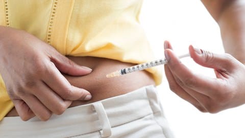 Diabetiker lernen sich das nötige Insulin selbst zu injizieren. Bei einem Patienten in Kiel hat sich offenbar durch eine Covid-19 Infektion ein Diabetes entwickelt. 