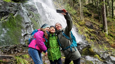 Familie macht ein Selfie im Schwarzwald