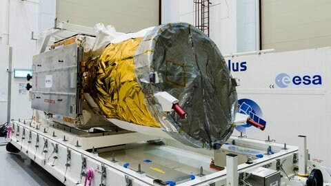 Die drei Module der BepiColombo-Mission sind mit dem Mercury Planetary Orbiter und rechts mit dem Mercury Transfer Module verbunden.