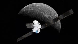 Die Sonde BepiColombo wird auf ihrem Weg zum Merkur zweimal vom Saturn abgebremst. (Hier zu sehen: Eine künsterische Darstellung der Sonde mit Merkur im Hintergrund)