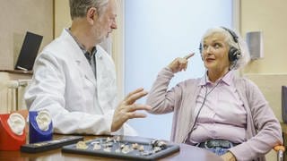 Tinnitus trifft oft auch ältere Menschen. Da Medikamente meist wenig helfen, suchen Forschende nach alternativen Methoden. (Symbolfoto)