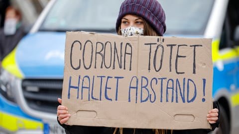 Gegendemonstration für mehr Abstand am Rande einer Anticorona Demo auf dem Dortmunder Friedensplatz