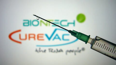 Spritze vor Biontech- und Curevac-Logos