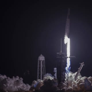 Raketenstart der Dragon 2 von SpaceX mit der Raumkapsel Crew Dragon
