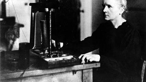 Marie Curie in ihrem Labor in Paris