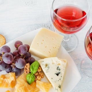 Rotwein und Käseplatte