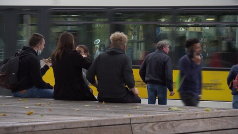 Jugendliche an der Bushaltestelle