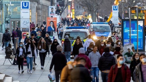 Hier in der Stuttgarter Königstraße herrscht Anfang März 2021 wieder reger Betrieb. Werden die Infektionszahlen bei weiteren Lockerungen wieder steigen?