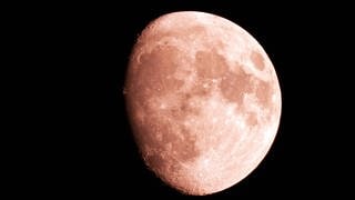 Mond im Teleskop: Warum zeigt uns der Mond immer dieselbe Seite?