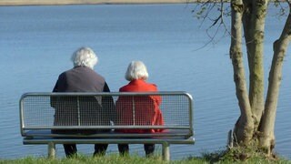 Zwei Rentnerinnen am Ufer der Eider  Alzheimer (Symbolfoto)