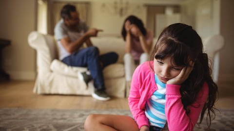 Mädchen, belastet durch Familiensituation. 