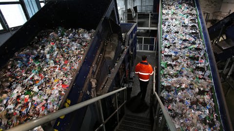 Rostock: In einer PET-Recyclinganlage werden in einem achtstündigen Verarbeitungsprozess PET-Flaschen zu lebensmitteltauglichem Rezyklat verarbeitet, aus dem wieder PET-Flaschen hergestellt werden können