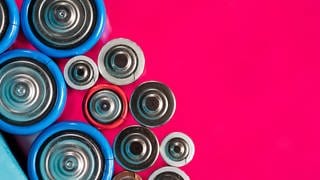 Draufsicht: Batterien unterschiedlicher Farben und Größen sind nebeneinander aufgestellt.