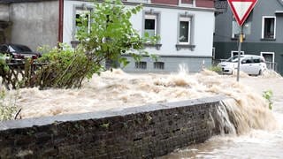 Wasserfluten in Fluten von Altena, Nordrhein-Westfalen. Werden Wetterextreme, wie Hochwasser oder Hitzeperioden in Zukunft zunehmen?