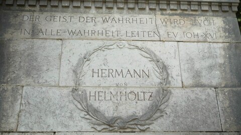 Grabstein von Hermann von Helmholtz auf dem Friedhof Wannsee