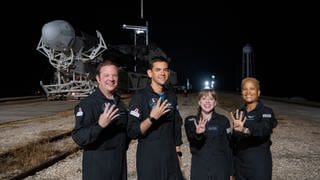 Inspiration4 bringt viel Weltraumtourist*innen für rund drei Tage in eine Erdumlaufbahn. Von links nach rechts: Chris Sembroski, Jared Isaacman, Hayley Arceneaux und Dr. Sian Proctor.