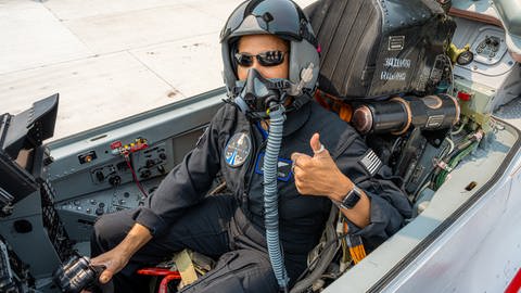 Der Millardär Jared Isaacman betreibt eine Flugschule, die Kampfpiloten der US Airforce ausbildet und ist der Commander an Bord.