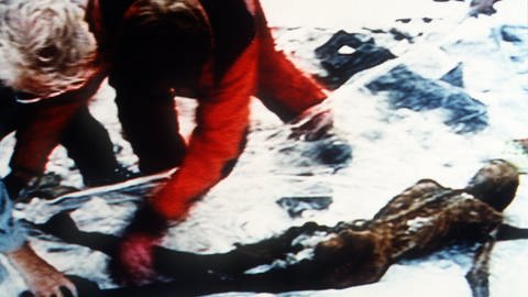 Fernsehbild der Bergung der rund 5.000 Jahre alten Leiche "Ötzi", die am 19. September 1991 im Gletschergebiet der südtiroler Alpen von deutschen Urlaubern gefunden wurde (Archivbild September 1991