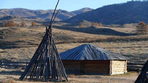 Eine winterliche Khakass-Jurte aus Holz ist in einem Museumsreservat außerhalb des Dorfes Kazanovka in der Nähe von Abakan in der Republik Chakassien, Russland, abgebildet.