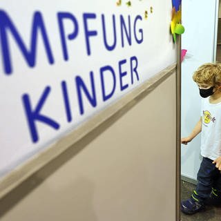 Im niederösterreichischen Landesimpfzentrum in Tulln werden Erwachsene mit Biontech-Pfizer oder Moderna geimpft oder oder bekommen die dritte Impfung als Booster. Seit Kurzem werden auch Kinder Off-Label geimpft und erhalten 13 der Dosis für Erwachsene.