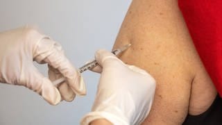 Die Corona-Impfstoffe wurden in Rekordzeit entwickelt. Die mRNA-Techologie, die beispielsweise bei den Impfstoffen von Biontech und Moderna zum Einsatz kommt, gibt es schon seit Jahrzehnten.