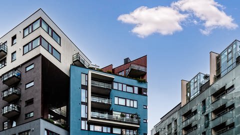Stadtbild mit modernen Wohngebäuden gegen den Himmel