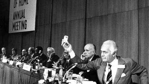 Jahrestagung des Club of Rome 1974 in Berlin (Vorsitzender Dr. Aurelio Peccei ganz rechts): Bis heute wird der Bericht "Grenzen des Wachstums" um neue Daten aktualisiert
