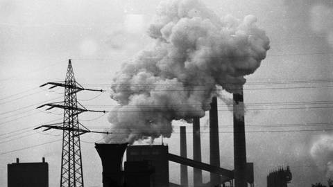 Rauchende Schornsteine im Ruhrgebiet in den 70ern