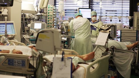 Krankenpfleger*innen behandeln auf der Intensivstation der Uniklinik Aachen einen Covid-19 Patienten. 