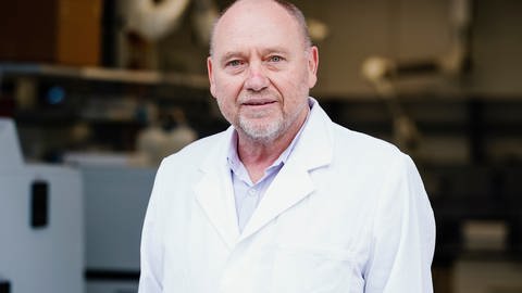 Horst Kreuter, Geschäftsführer und Gründer der Vulcan Energie Ressourcen GmbH, steht vor einem Labor der Vulcan Energie.