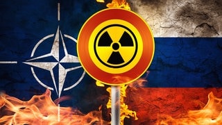 NATO und Russland Flagge brennend mit Atom Symbol, Atomwaffe im Krieg FOTOMONTAGE