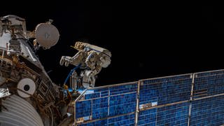 Die Kosmonauten Oleg Germanowitsch Artemjew und Sergei Walerjewitsch Prokopjew bringen bei einem knapp siebenstündigen Einsatz eine Antenne an der Außenhülle der ISS an, die entscheidend für das ICARUS-Projekt ist.
