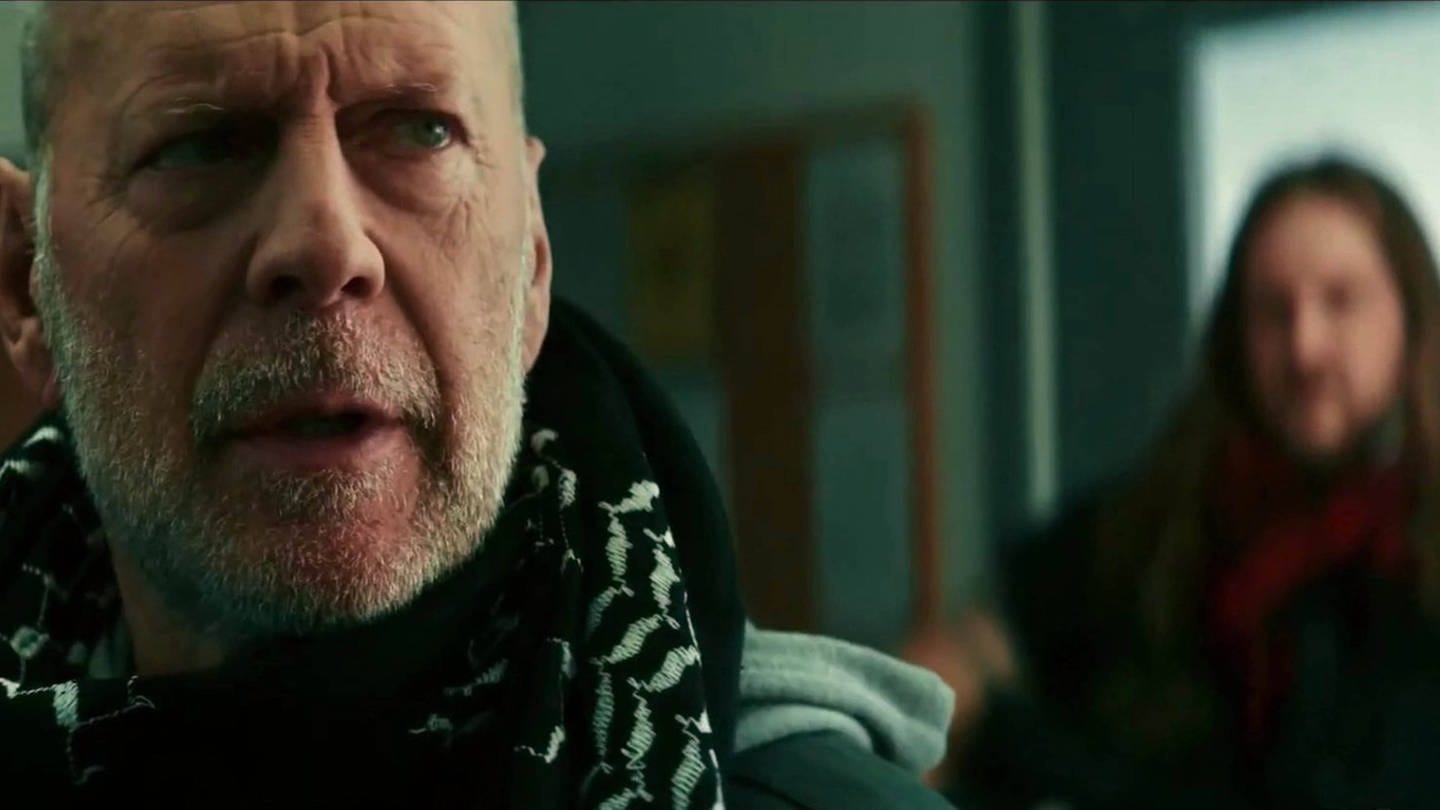 Bruce Willis beendet seine Karriere. Er leidet unter Aphasie. Szene aus dem Film DEADLOCK (2021)