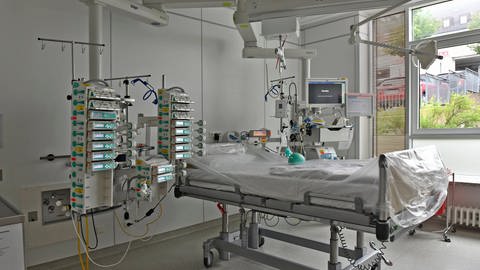 Leeres Intensivbett für Covid19 Patient