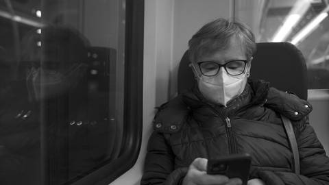 In Bussen und Bahnen, wo viele Menschen zusammenkommen, ist das Tragen einer Maske auch weiterhin sinnvoll.