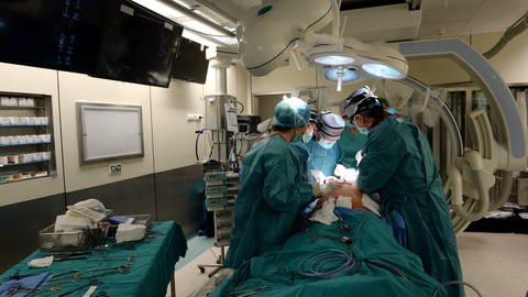 OP-Saal während Operation mit Personal und Patient