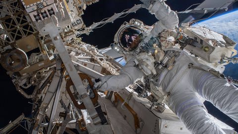 Astronaut Matthias Maurer bei seinem Außeneinsatz an der Raumstation am 23. März 2022.