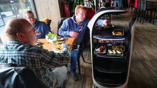 Ein Roboter serviert Gerichte in einem Restaurant in Sint-Niklaas, Ostflandern, Belgien, 9. April 2022.