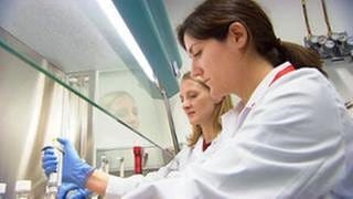 Zwei Forscherinnen vom KIT hantieren in einem Labor.