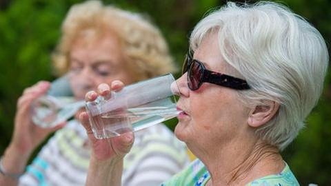 Vor allem ältere Menschen sollten bei Hitze viel trinken