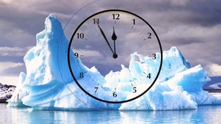 Ein Eisberg ragt aus dem Wasser, davr eine tickende Uhr. Das Bild symbolisiert den Klimawandel und seine Auswirkung auf unsere Zeit