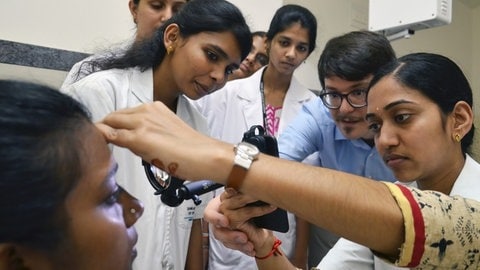 Am Sankara Eye Hospital in Bangalore schult Dr. Maximilian Wintergerst (Mitte) augenärztliches Hilfspersonal in der Smartphone-basierten Funduskopie.