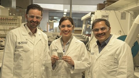 Die Forscher Matthew Hill (links), Mahdokht Shaibani (Mitte) und Mainak Majumder präsentieren den neuartigen Schwefel-Lithium-Akku.