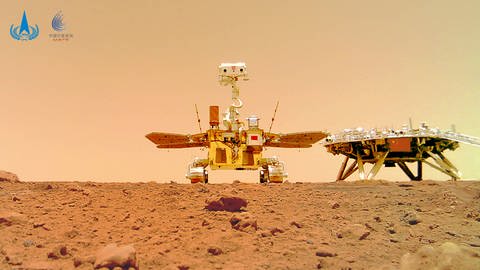 Chinesischer Marsrover Zhurong auf der Marsoberfläche.