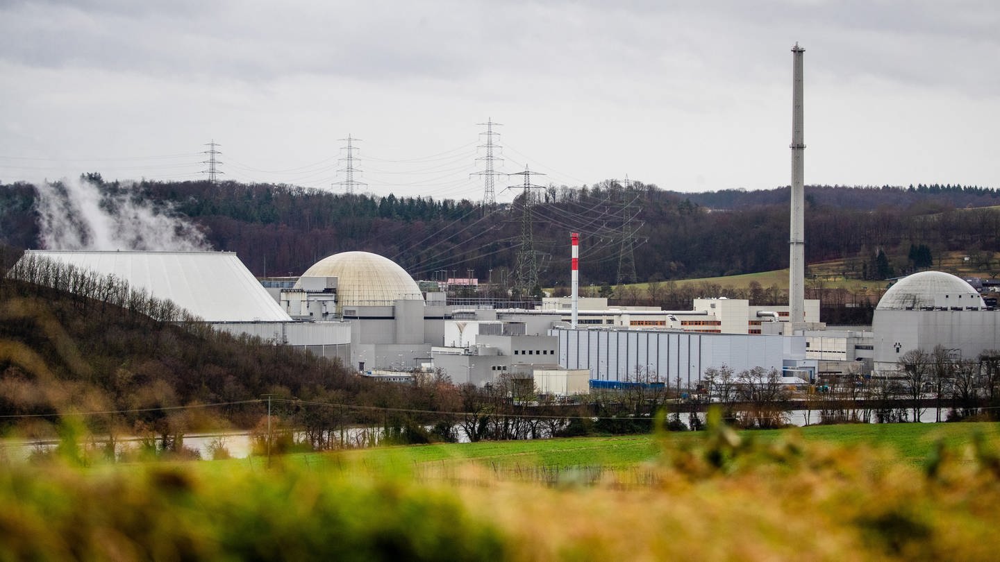 Graue Wolken ziehen über das Atomkraftwerk Neckarwestheim.