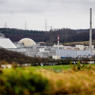 Graue Wolken ziehen über das Atomkraftwerk Neckarwestheim.