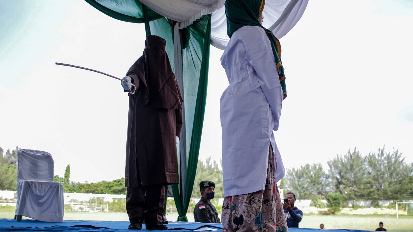 Peitschenhiebe als Strafe laut Scharia in Lhokseumawe, Indonesien, im März 2022