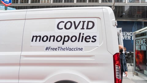Vor den Pfizer Hauptsitz in New York protestierte eine Gruppe gegen die ungerechte Verteilung der Impfstoffe.