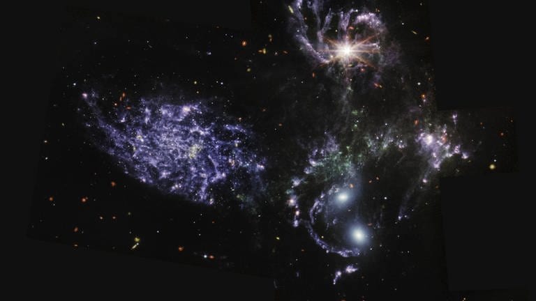 Mit seinem leistungsstarken Mittelinfrarotinstrument MIRI zeigt das James Webb-Weltraumteleskop nie zuvor gesehene Details von Stephans Quintett, einer Gruppierung von fünf Galaxien.